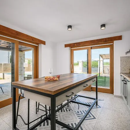 Beautiful 117 With Pool In Visnjan