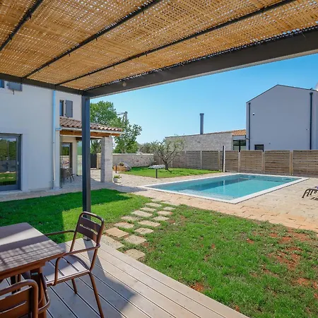 Beautiful 117 With Pool In Visnjan *